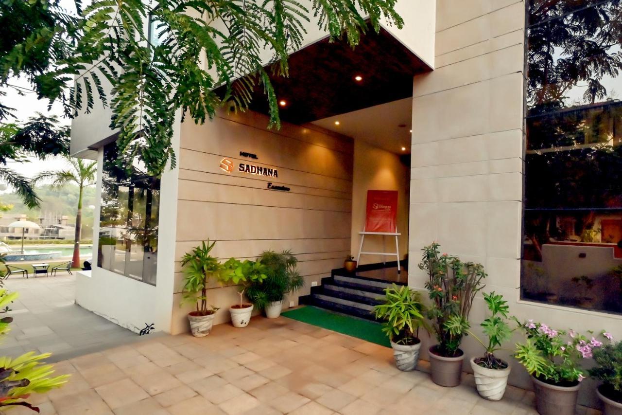 Hotel Sadhana Executive Dāpoli Esterno foto