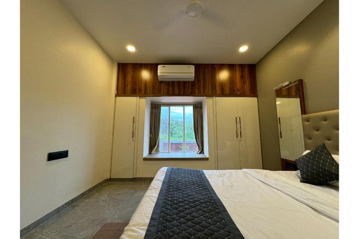 Hotel Sadhana Executive Dāpoli Esterno foto