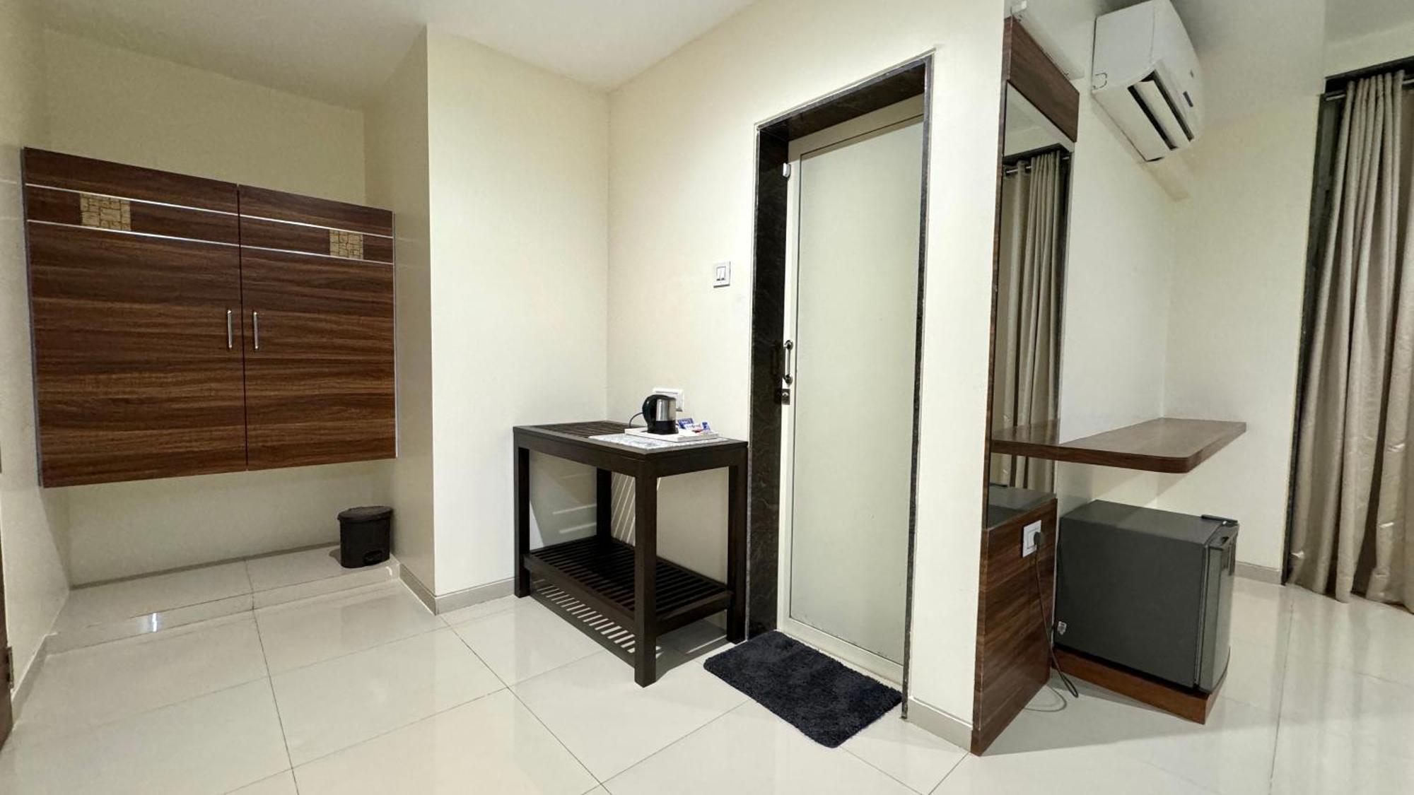 Hotel Sadhana Executive Dāpoli Esterno foto