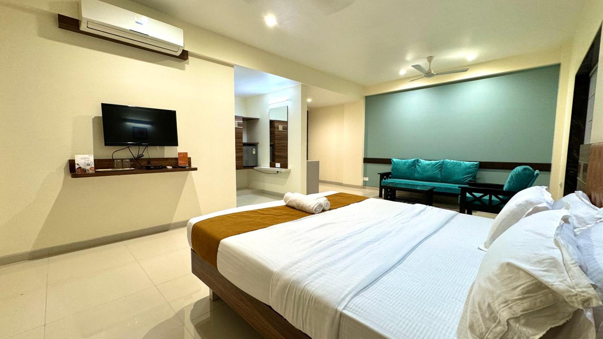 Hotel Sadhana Executive Dāpoli Esterno foto