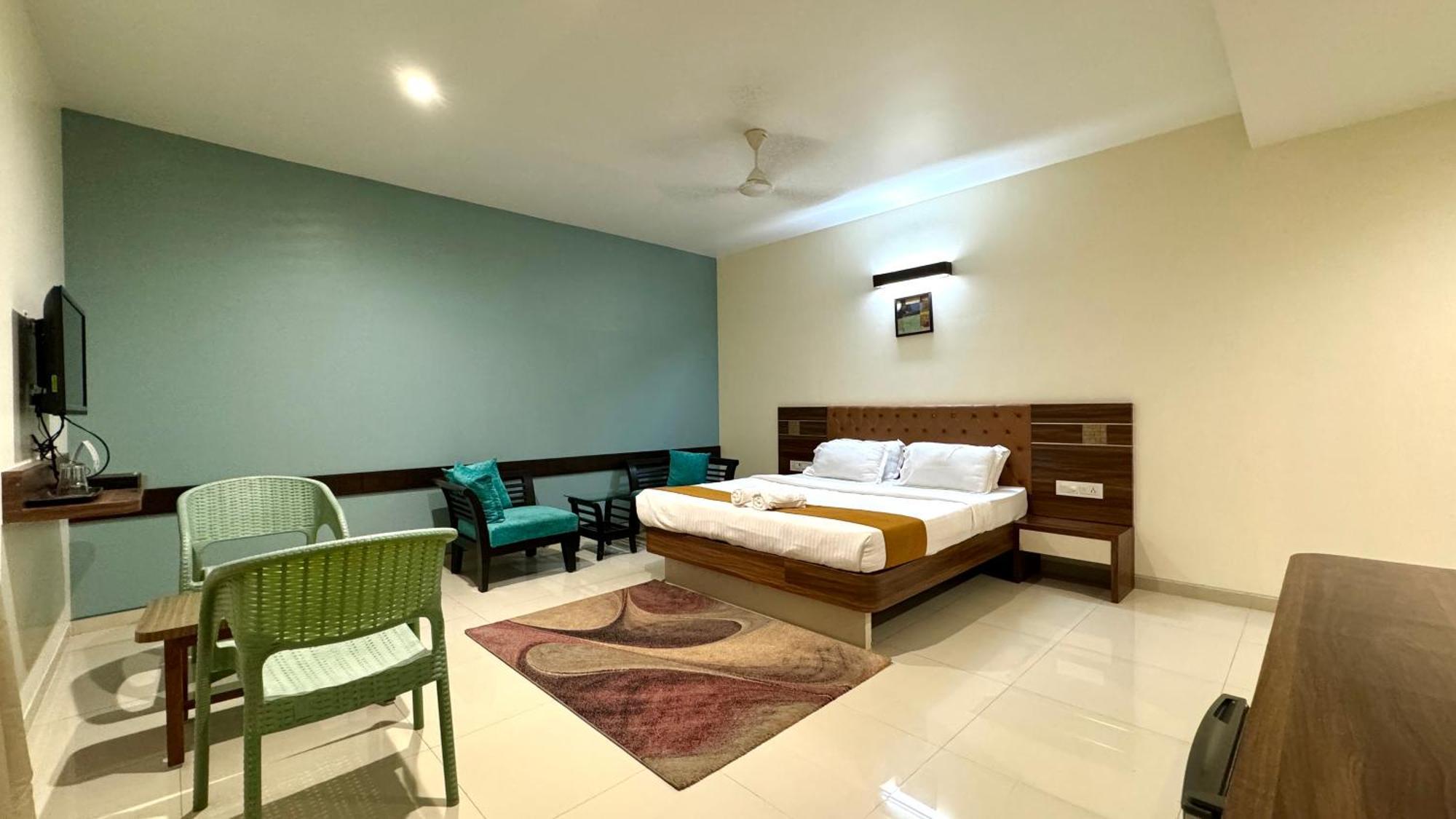 Hotel Sadhana Executive Dāpoli Esterno foto