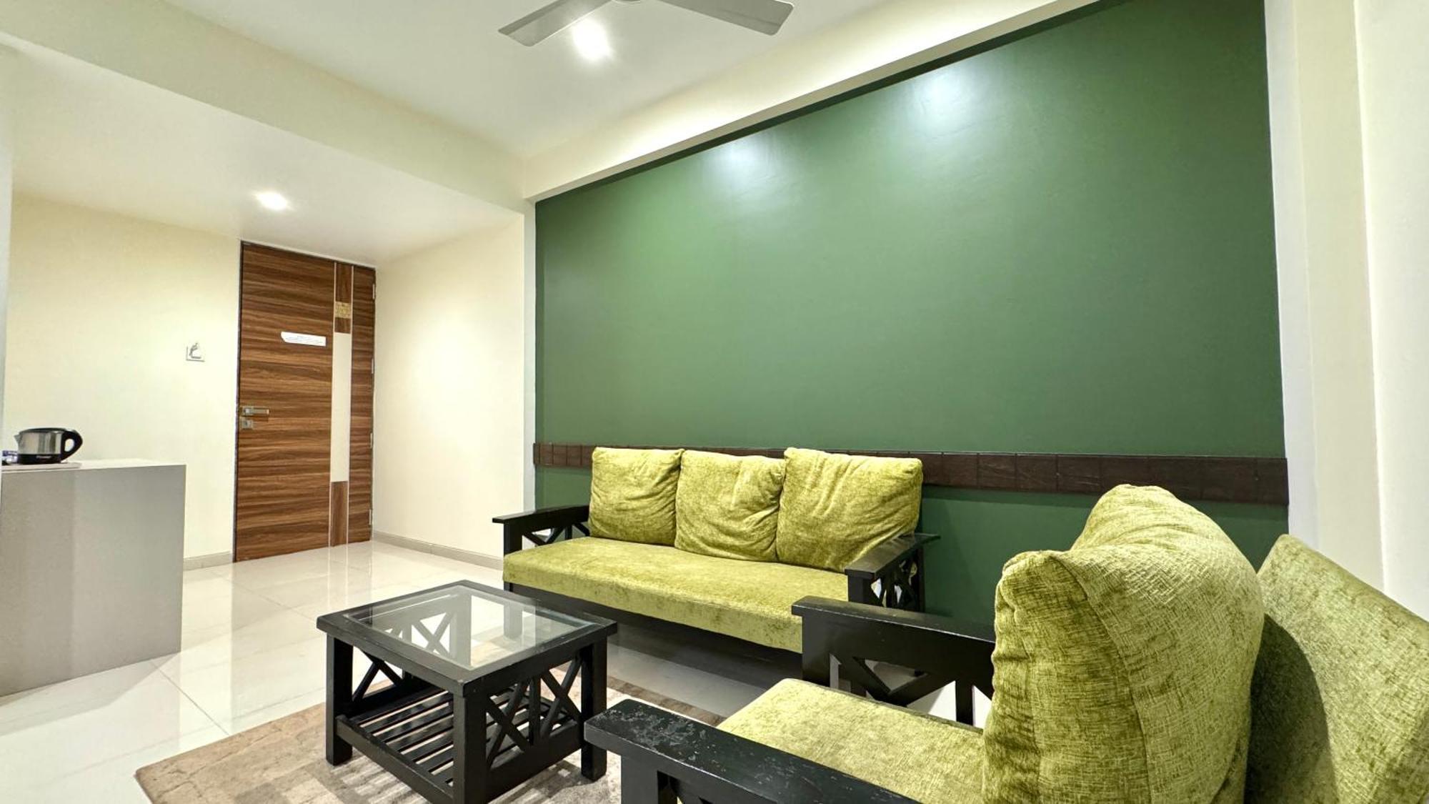 Hotel Sadhana Executive Dāpoli Esterno foto