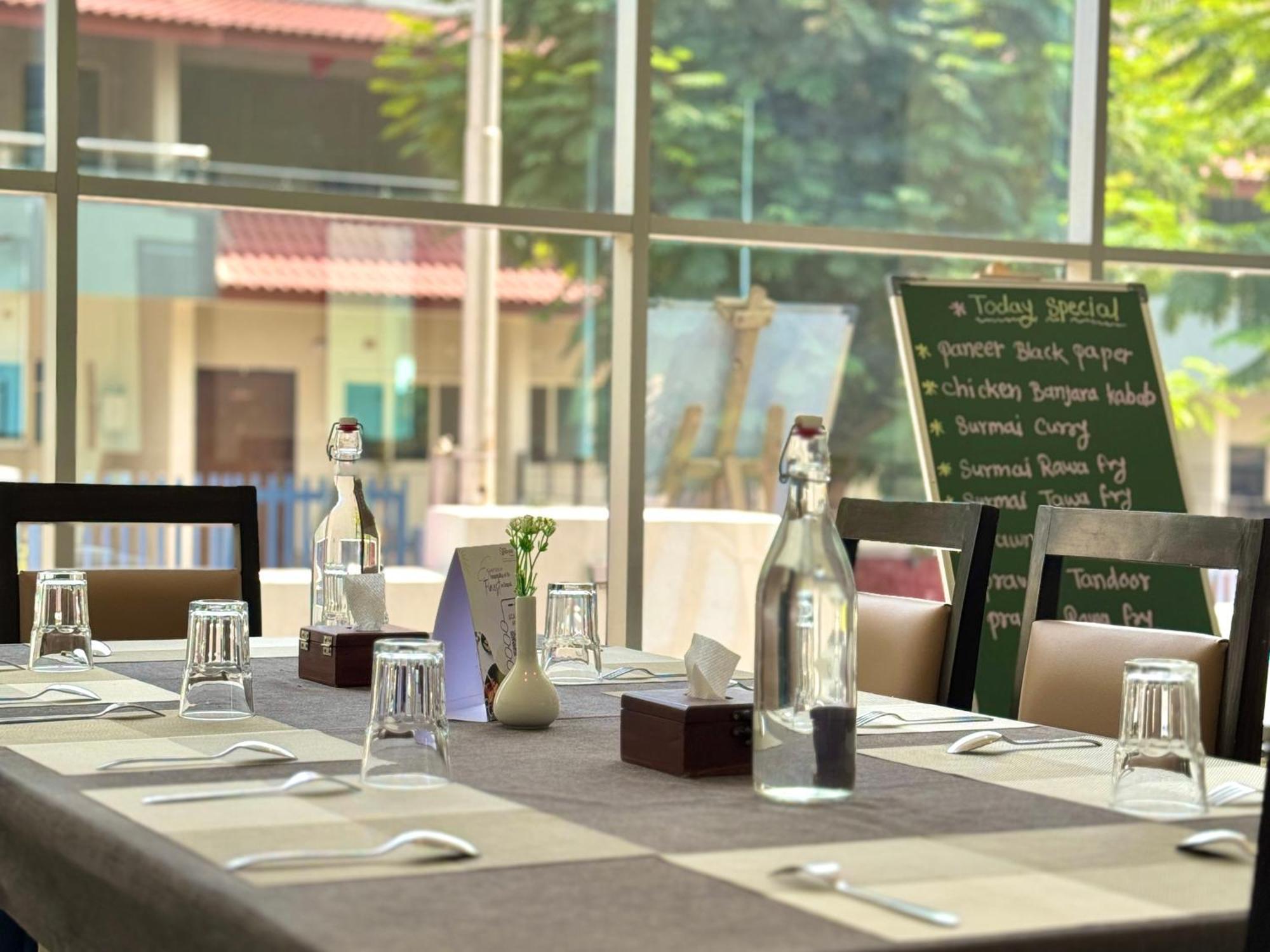 Hotel Sadhana Executive Dāpoli Esterno foto
