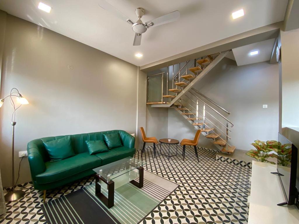 Hotel Sadhana Executive Dāpoli Esterno foto
