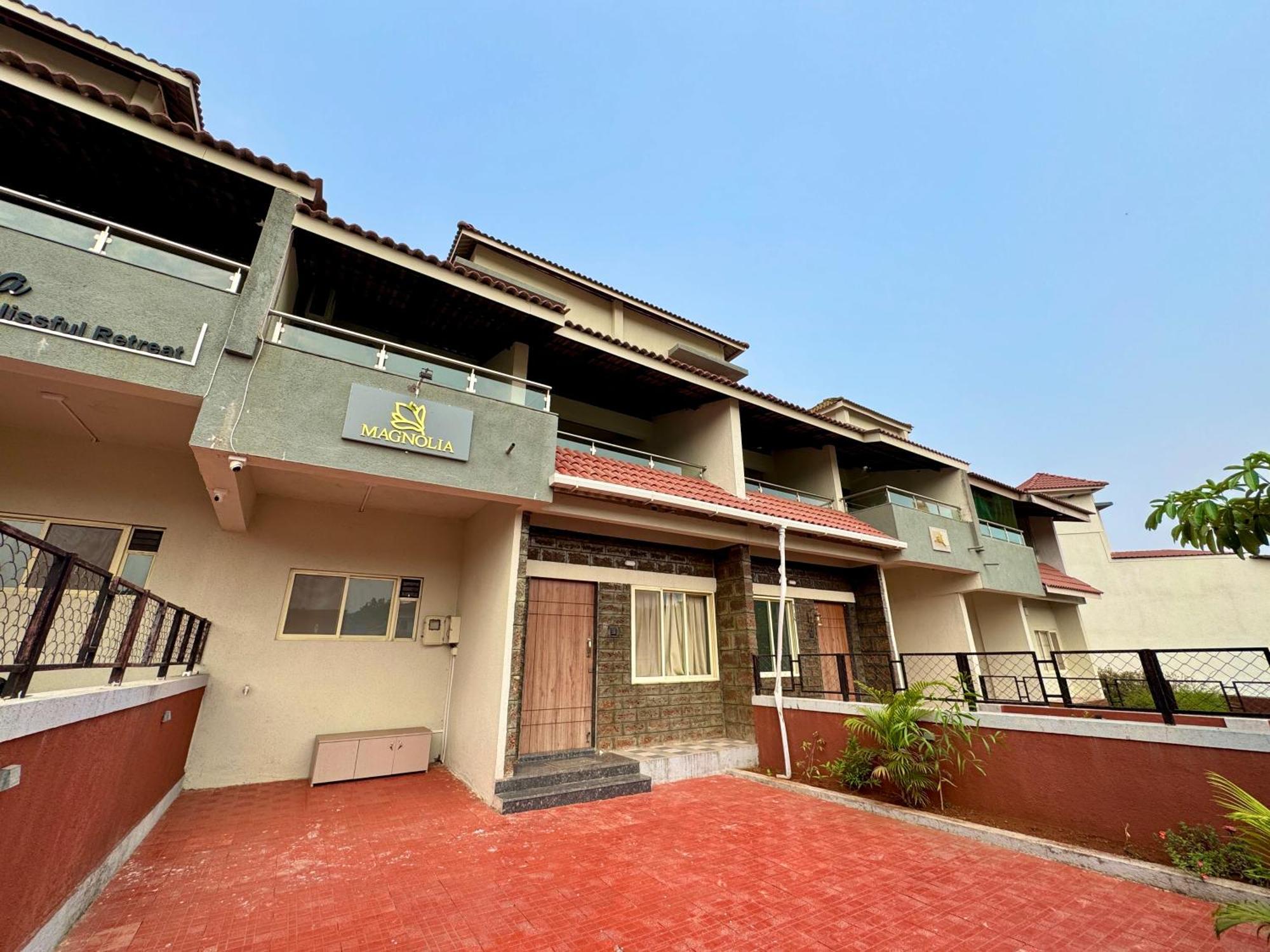 Hotel Sadhana Executive Dāpoli Esterno foto