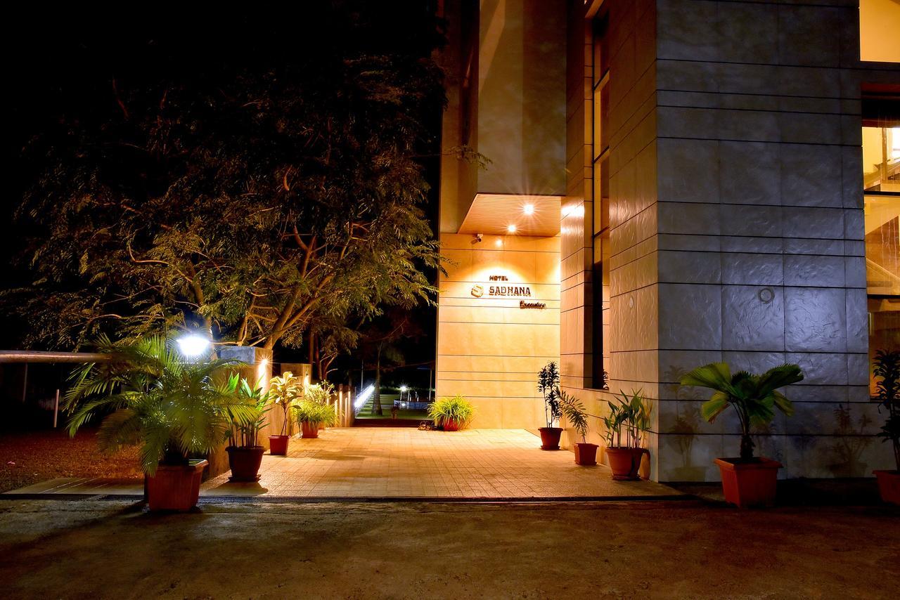 Hotel Sadhana Executive Dāpoli Esterno foto